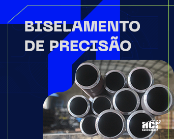 A imagem apresenta tubos industriais, empilhados um em cima do outro.