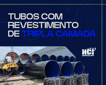 Na imagem, há duas pilhas com diversos tubos grandes empilhados sob o chão.