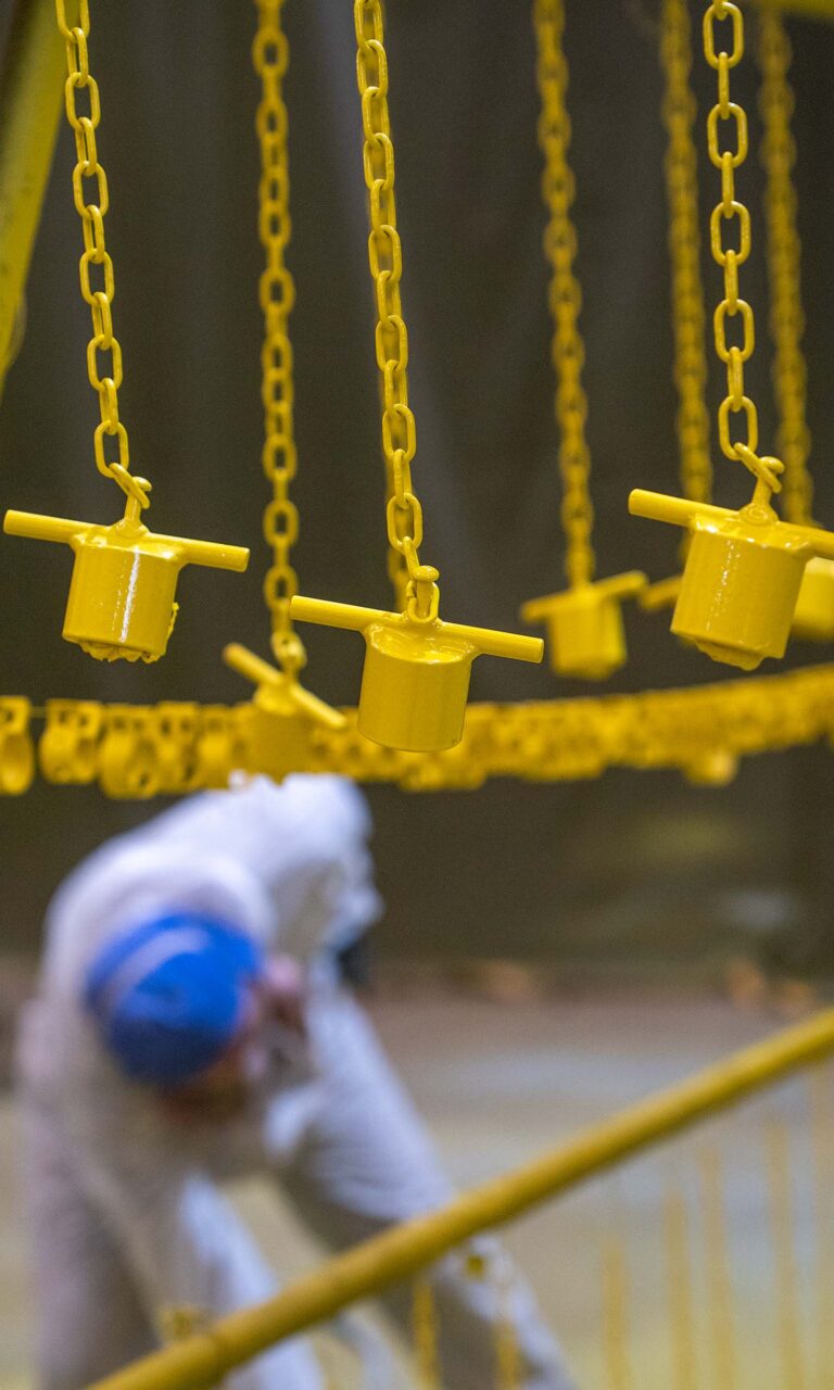 Área produtiva de jateamento e pintura industrial do Grupo HCI